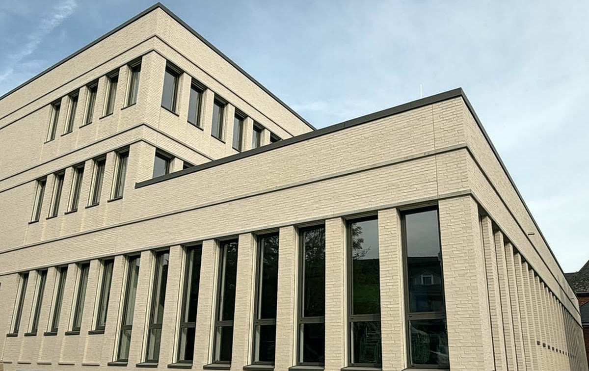 Eckansicht des Amtsgerichts Eschweiler mit heller Klinkerfassade