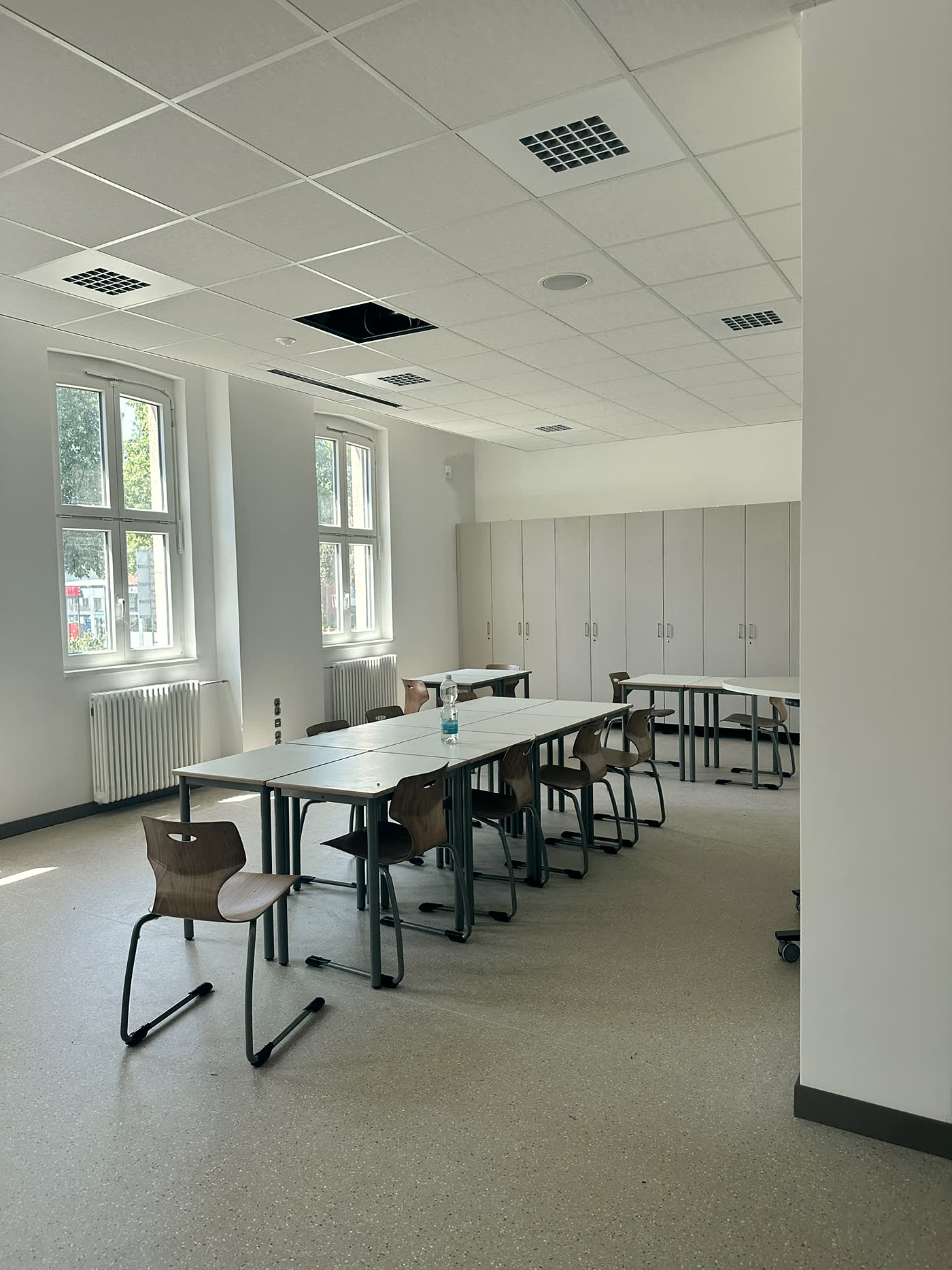 Klassenraum der Heinrich-Pattberg-Realschule in Moers mit neuem Wand- und Leibungsputz